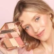 Model with Peony palette Model with Peony palette