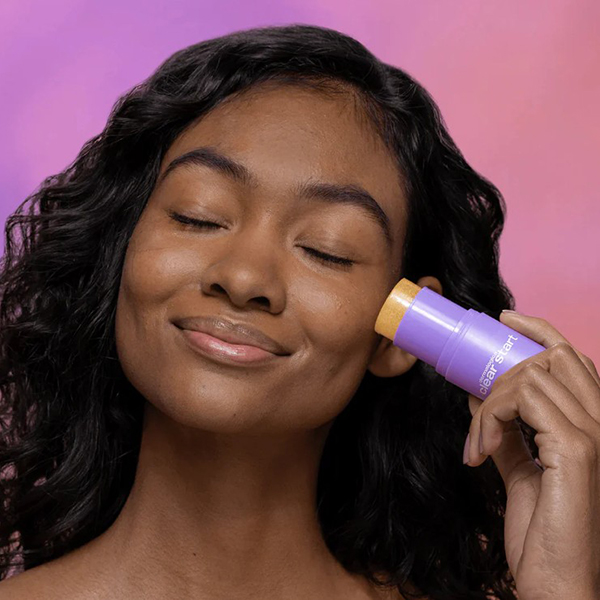 Model trying Dermalogica Clear Start Golden Hour Hydrating Spf 30 Stick on face Model trying Dermalogica Clear Start Golden Hour Hydrating Spf 30 Stick on face